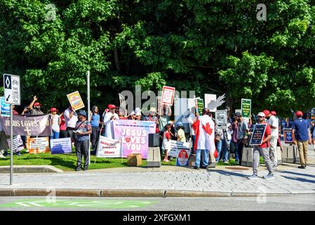 Ottawa, Kanada - 1. Juli 2024: Christen, die Jesus fördern, halten während der Feierlichkeiten zum Canada Day Schilder in der Innenstadt, wo es riesige Menschenmengen gibt Stockfoto