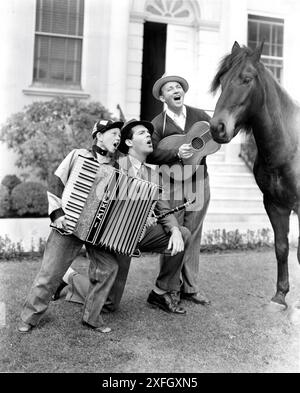 DONALD O'CONNOR FRED MacMurray und BING CROSBY singen vor einem Rennpferd in SING YOU SÜNERS 1938 Regisseur WESLEY RUGGLES Story / Drehbuch Claude Binyon Paramount Pictures Stockfoto