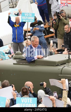 Clacton, Essex, Großbritannien. Juli 2024. Nigel Farage kommt im Army Jeep am Clacton Pier an. Quelle: David Johnson/Alamy Live News Stockfoto