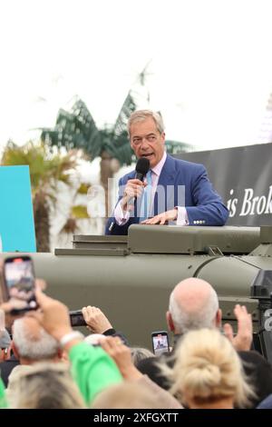 Clacton, Essex, Großbritannien. Juli 2024. Nigel Farage kommt im Army Jeep am Clacton Pier an. Quelle: David Johnson/Alamy Live News Stockfoto