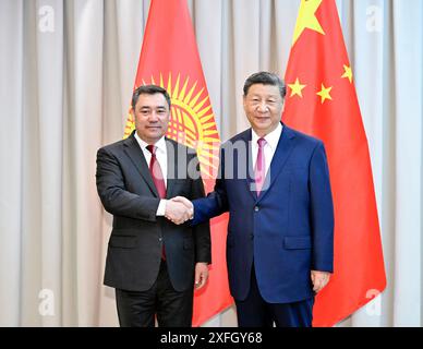 Astana, Kasachstan. Juli 2024. Der chinesische Präsident Xi Jinping trifft sich mit dem kirgisischen Präsidenten Sadyr Japarov vor der 24. Sitzung des Rates der Staatschefs der Shanghai Cooperation Organization am 3. Juli 2024 in Astana, Kasachstan. Quelle: Yin Bogu/Xinhua/Alamy Live News Stockfoto