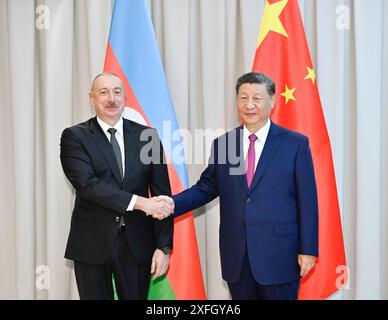 Astana, Kasachstan. Juli 2024. Der chinesische Präsident Xi Jinping trifft sich mit dem aserbaidschanischen Präsidenten Ilham Aliyev vor der 24. Sitzung des Rates der Staatschefs der Shanghai Cooperation Organization am 3. Juli 2024 in Astana, Kasachstan. Quelle: Yue Yuewei/Xinhua/Alamy Live News Stockfoto