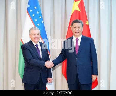 Astana, Kasachstan. Juli 2024. Der chinesische Präsident Xi Jinping trifft sich mit dem usbekischen Präsidenten Shavkat Mirziyoyev vor der 24. Sitzung des Rates der Staatschefs der Shanghai Cooperation Organization am 3. Juli 2024 in Astana, Kasachstan. Quelle: Zhai Jianlan/Xinhua/Alamy Live News Stockfoto