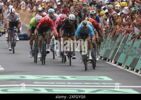Mark Cavendish auf der fünften Etappe der Tour de France 2024 stellte mit 35 Etappensiegen einen historischen Rekord auf Stockfoto