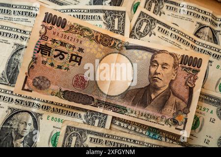 3. Juli 2024, Tokio, Japan: Stockfotos einer 10.000 Yen-Note und 1 US-Dollar-Banknoten. Der japanische Yen ist kürzlich auf ein 37-Jahres-tief gefallen und ist gegenüber dem US-Dollar unter 160 gefallen. Diese erhebliche Abwertung ist der schwächste Yen seit 1986, was zu höheren Erwartungen an Marktinterventionen seitens der japanischen Behörden führt. Der Rückgang des Yen, der 160,82 während des Handels erreichte, hat Bedenken und Spekulationen über mögliche Maßnahmen seitens des japanischen Finanzministeriums zur Stabilisierung der Währung ausgelöst. Diese Situation folgt auf frühere Interventionen Anfang des Jahres, bei denen Japan sp Stockfoto