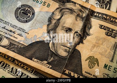 3. Juli 2024, Washington DC, District of Columbia, Vereinigte Staaten von Amerika: Präsident Andrew Jackson auf dem Gesicht des 20-Dollar-Gesetzes. Jackson wird 2030 durch die Abolitionistin Harriett Tubman der Underground Railroad ersetzt und wird damit die erste schwarze afroamerikanische Frau in US-Währung. Der US-Dollar steht vor einem komplexen Geflecht politischer und wirtschaftlicher Herausforderungen, die seinen Wert und die allgemeine US-Wirtschaft beeinflussen. Politisch schaffen die anhaltenden Debatten über Bundesausgaben, Schuldenobergrenzen und Fiskalpolitik Unsicherheit an den Finanzmärkten. Der Ansatz der Regierung, Inflati zu verwalten Stockfoto