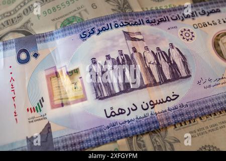 3. Juli 2024, Abu Dhabi, Vereinigte Arabische Emirate: Stock Images of the Arab Emirate Dirham (AED) mit den sieben Gründungsmitgliedern der VAE. Der VAE-Dirham (AED) unterliegt verschiedenen wirtschaftlichen und politischen Einflüssen, die seinen Wert beeinflussen. Wirtschaftlich macht die Abhängigkeit der VAE von Ölexporten den AED anfällig für Schwankungen der globalen Ölpreise. Während die Bemühungen um eine Diversifizierung der Wirtschaft im Gange sind, spielt der Ölsektor nach wie vor eine wichtige Rolle. Die Zentralbank der VAE hält einen festen Wechselkurs mit dem US-Dollar fest, was Stabilität bietet, aber auch den AED Änderungen des US-Monetars unterwirft Stockfoto