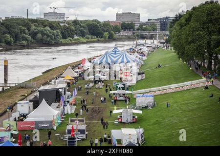 Bremen, Deutschland. Juli 2024. Am Eröffnungsabend der Breminale am Osterdeich in Bremen werden Stände und Zelte aufgestellt. Bis zum 7. Juli 2024 treten auf dem kostenlosen Kulturfestival über 120 Musiker auf. Quelle: Focke Strangmann/dpa/Alamy Live News Stockfoto