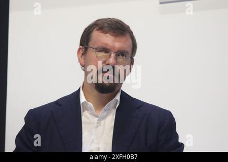 Sankt Petersburg, Russland. Juli 2024. Wladimir Werchoshansky, Managing Director der Alfa-Bank, nimmt an der Plenartagung Growth under Constraints im Rahmen des Finanzkongresses der Bank von Russland Teil. Quelle: SOPA Images Limited/Alamy Live News Stockfoto