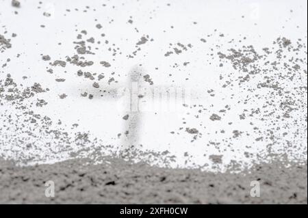 Golgatha-Hügel mit dem Kreuz Jesu Christi in Asche, Sand oder Staub als christliche Kreuzigung Kalvarium Gottes am Karfreitag vor Ostern oder Ash Stockfoto