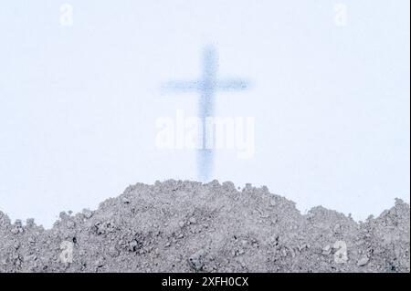 Golgatha-Hügel mit dem Kreuz Jesu Christi in Asche, Sand oder Staub als christliche Kreuzigung Kalvarium Gottes am Karfreitag vor Ostern oder Ash Stockfoto