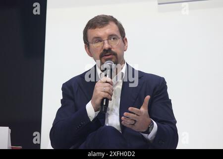 Sankt Petersburg, Russland. Juli 2024. Wladimir Werchoshansky, Managing Director der Alfa-Bank, nimmt an der Plenartagung Growth under Constraints im Rahmen des Finanzkongresses der Bank von Russland Teil. Quelle: SOPA Images Limited/Alamy Live News Stockfoto