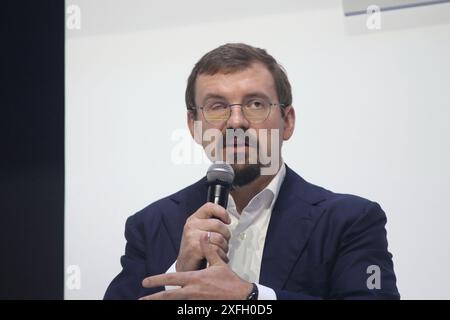 Sankt Petersburg, Russland. Juli 2024. Wladimir Werchoshansky, Managing Director der Alfa-Bank, nimmt an der Plenartagung Growth under Constraints im Rahmen des Finanzkongresses der Bank von Russland Teil. Quelle: SOPA Images Limited/Alamy Live News Stockfoto