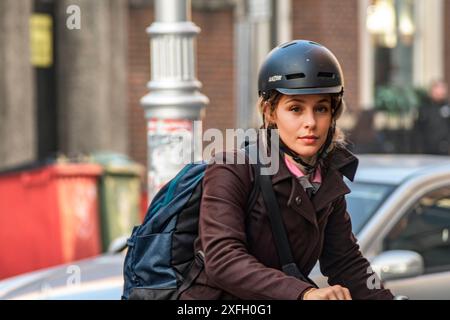 Straßenporträt von Dublins Frau. Eine Dame auf dem Fahrrad auf der Straße. Dublin. Irland Stockfoto