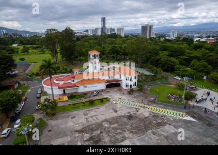 Wunderschöner Blick aus der Vogelperspektive auf den Sabana Park, das Kunstmuseum in San Jose Costa Rica Stockfoto