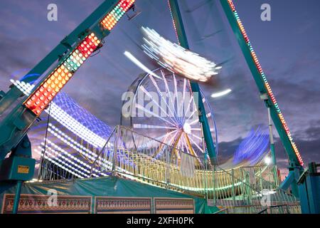 Fahrten in Bewegung bei Nacht auf dem Messegelände Stockfoto