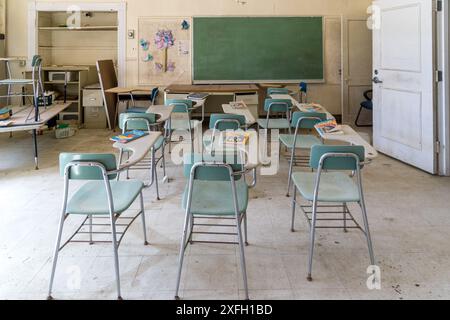 Schreibtische in einem verlassenen Klassenzimmer Stockfoto