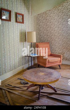 Wohnzimmer eines verlassenen Hauses. Stockfoto