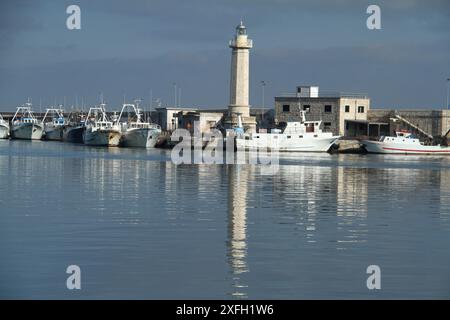 Molfetta, Italien. Leuchtturm und Boote im Hafen von Molfetta. Stockfoto