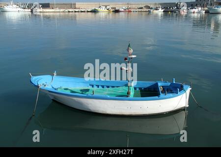 Fischerboot im Hafen von Molfetta, Italien Stockfoto