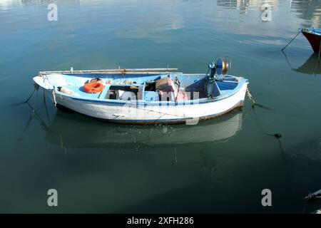 Fischerboot im Hafen von Molfetta, Italien Stockfoto