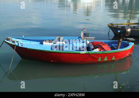 Fischerboot im Hafen von Molfetta, Italien Stockfoto