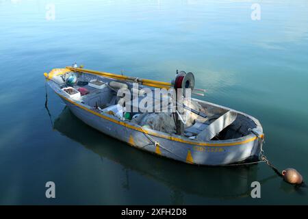 Fischerboot im Hafen von Molfetta, Italien Stockfoto