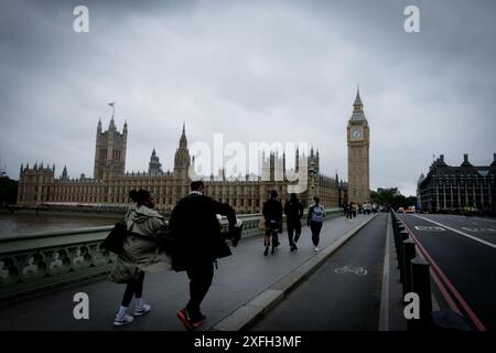 London, Vereinigtes Königreich. Juli 2024. Die Leute laufen in Regenmänteln im Zentrum Londons. Laura Gaggero/Alamy Live News Stockfoto