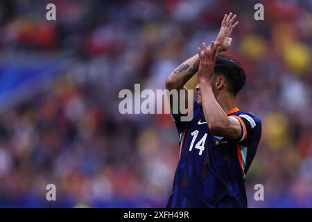 Tijjani Reijnders aus den Niederlanden gibt beim Achtelfinale der UEFA Euro 2024 zwischen Rumänien und Nederland am 2. Juli 2024 in München Gesten. Stockfoto