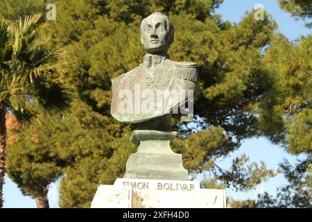 Molfetta, Italien. Eine Büste des venezolanischen Führers Simon Bolivar in der Villa Comunale/Piazza Garibaldi. Stockfoto