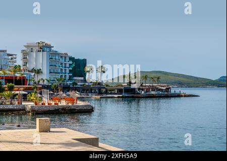 Blick auf Korfu von der Bucht von Sarande am Morgen im Sommer Stockfoto