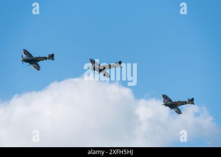 Bildung der RAF Supermarine Spitfire im Zweiten Weltkrieg auf der Sywell Airshow 2024 in Northamptonshire, Großbritannien. Drei klassische Kampfflugzeuge aus dem Zweiten Weltkrieg Stockfoto