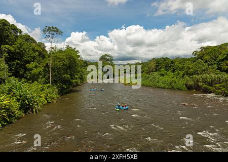 Blick über den Sarapiqui Fluss in La Virgen in Costa Rica Stockfoto