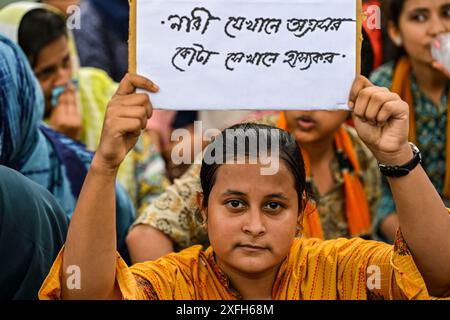 Dhaka, Bangladesch. Juli 2024. Während einer Demonstration in der Hauptstadt Dhaka, Bangladesch am 3. Juli 2024, hält ein Demonstrant ein Plakat. Forderung nach Wiedereinführung des 2018 veröffentlichten Rundschreibens der Regierung von Bangladesch, mit dem das Quotensystem für staatliche Dienste abgeschafft wurde. Quelle: SOPA Images Limited/Alamy Live News Stockfoto