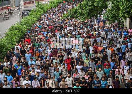 Dhaka, Bangladesch. Juli 2024. Studenten mehrerer Universitäten und Hochschulen haben in einer Prozession gegen das Urteil des Obersten Gerichts protestiert, die Wiedereinführung des 2018 veröffentlichten Rundschreibens der Regierung von Bangladesch zu fordern, mit dem das Quotensystem für Regierungsdienste in Dhaka, Bangladesch, am 3. Juli 2024 abgeschafft wurde. Quelle: SOPA Images Limited/Alamy Live News Stockfoto