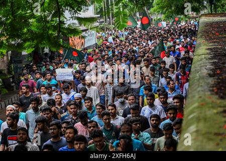 Dhaka, Bangladesch. Juli 2024. Studenten mehrerer Universitäten und Hochschulen haben in einer Prozession gegen das Urteil des Obersten Gerichts protestiert, die Wiedereinführung des 2018 veröffentlichten Rundschreibens der Regierung von Bangladesch zu fordern, mit dem das Quotensystem für Regierungsdienste in Dhaka, Bangladesch, am 3. Juli 2024 abgeschafft wurde. Quelle: SOPA Images Limited/Alamy Live News Stockfoto