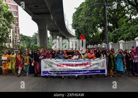 Dhaka, Bangladesch. Juli 2024. Studenten mehrerer Universitäten und Hochschulen haben in einer Prozession gegen das Urteil des Obersten Gerichts protestiert, die Wiedereinführung des 2018 veröffentlichten Rundschreibens der Regierung von Bangladesch zu fordern, mit dem das Quotensystem für Regierungsdienste in Dhaka, Bangladesch, am 3. Juli 2024 abgeschafft wurde. Quelle: SOPA Images Limited/Alamy Live News Stockfoto