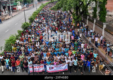 Dhaka, Bangladesch. Juli 2024. Studenten mehrerer Universitäten und Hochschulen haben in einer Prozession gegen das Urteil des Obersten Gerichts protestiert, die Wiedereinführung des 2018 veröffentlichten Rundschreibens der Regierung von Bangladesch zu fordern, mit dem das Quotensystem für Regierungsdienste in Dhaka, Bangladesch, am 3. Juli 2024 abgeschafft wurde. Quelle: SOPA Images Limited/Alamy Live News Stockfoto