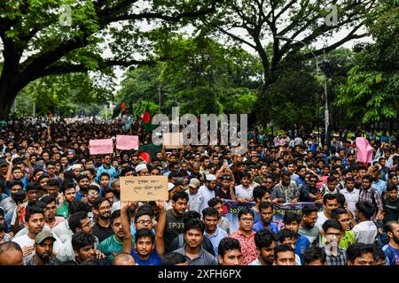 Dhaka, Bangladesch. Juli 2024. Studenten mehrerer Universitäten und Hochschulen haben in einer Prozession gegen das Urteil des Obersten Gerichts protestiert, die Wiedereinführung des 2018 veröffentlichten Rundschreibens der Regierung von Bangladesch zu fordern, mit dem das Quotensystem für Regierungsdienste in Dhaka, Bangladesch, am 3. Juli 2024 abgeschafft wurde. (Foto: /SIPA USA) Credit: SIPA USA/Alamy Live News Stockfoto