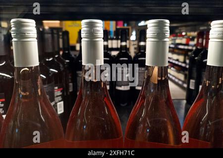 Set von Weinflaschen im Weinladen Stockfoto