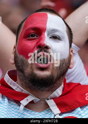 Leipzig, Deutschland. Juli 2024. Leipzig, 2. Juli 2024: Turkiye-Fan mit farbig bemaltem Gesicht beim Fußball-Spiel der UEFA EURO 2024 in Deutschland zwischen Österreich und Turkiye im Leipziger Stadion. (Daniela Porcelli/SPP) Credit: SPP Sport Press Photo. /Alamy Live News Stockfoto