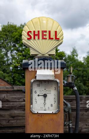 Dudley, West midlands united Kingdom 15. November 2021 Retro Shell Benzinpumpe britische Gallonen Messung Stockfoto