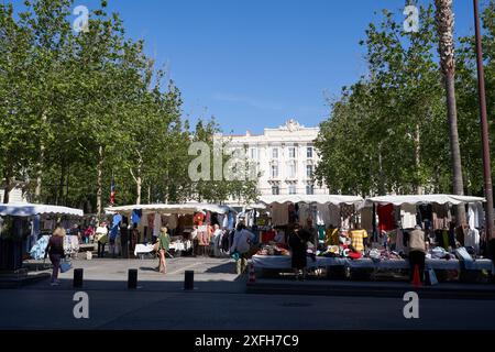 Antibes, Frankreich - 11. Mai 2024 - Samstagsmärkte am Place General de Gaulle an einem sonnigen Frühlingstag Stockfoto