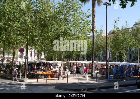 Antibes, Frankreich - 11. Mai 2024 - Samstagsmärkte am Place General de Gaulle an einem sonnigen Frühlingstag Stockfoto