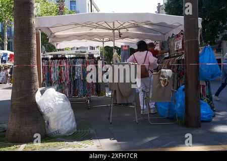 Antibes, Frankreich - 11. Mai 2024 - Samstagsmärkte am Place General de Gaulle an einem sonnigen Frühlingstag Stockfoto