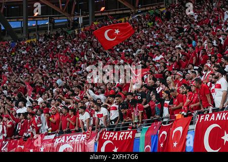 Leipzig, Deutschland. Juli 2024. Leipzig, 2. Juli 2024: Turkiye-Fans in den Tribünen beim Fußball-Spiel der UEFA EURO 2024 Deutschland, das zwischen Österreich und Turkiye im Leipziger Stadion stattfand. (Daniela Porcelli/SPP) Credit: SPP Sport Press Photo. /Alamy Live News Stockfoto