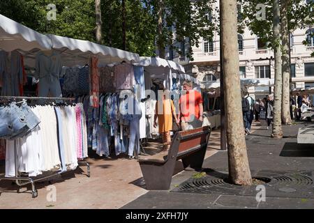 Antibes, Frankreich - 11. Mai 2024 - Samstagsmärkte am Place General de Gaulle an einem sonnigen Frühlingstag Stockfoto