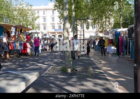 Antibes, Frankreich - 11. Mai 2024 - Samstagsmärkte am Place General de Gaulle an einem sonnigen Frühlingstag Stockfoto