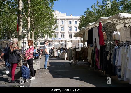 Antibes, Frankreich - 11. Mai 2024 - Samstagsmärkte am Place General de Gaulle an einem sonnigen Frühlingstag Stockfoto