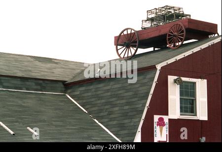 Alter Wagen mit Fischfallen, der als Dekor auf einem Geschäftsgebäude in Maine, USA, ca. 1996 verwendet wurde Stockfoto